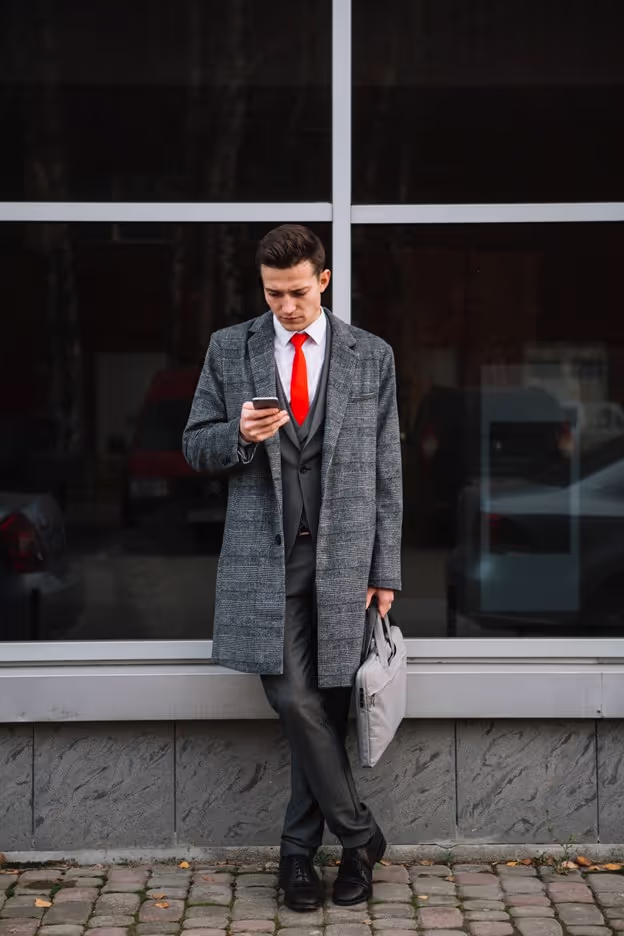 Custom-made overcoats in more modern styles and colors, such as gray or beige or camel colours , designed in single breast are suitable for semi-formal occasions such as business meetings, cocktail parties, and date nights.