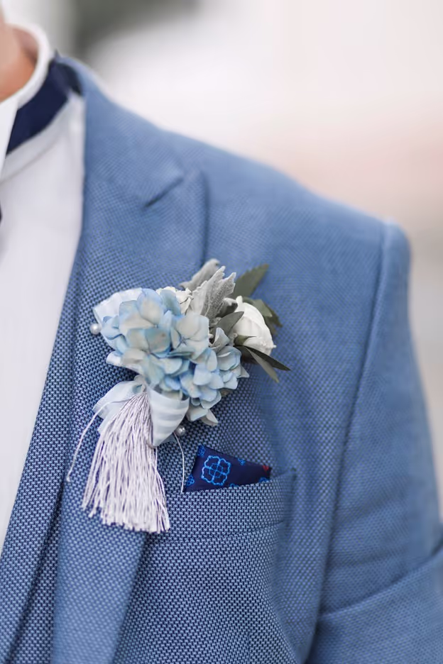 Accessorize appropriately: A well-chosen tie or pocket square can add a touch of personality to your jacket.