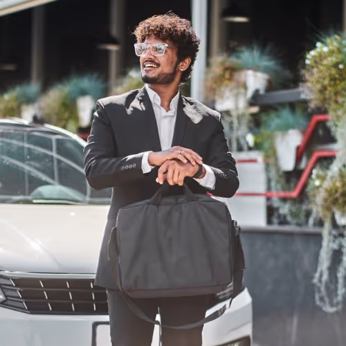 Taking care of a custom-made suit isessential to maintain its quality, especially while traveling, wearing, andcleaning. Here are practical tips for each situation:
