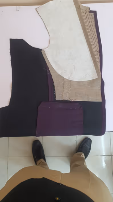 A half canvas jacket combines both the fused method and canvas craftsmanship. The chest area is reinforced with a canvas layer, while the rest is fused. This offers a compromise between quality and affordability.