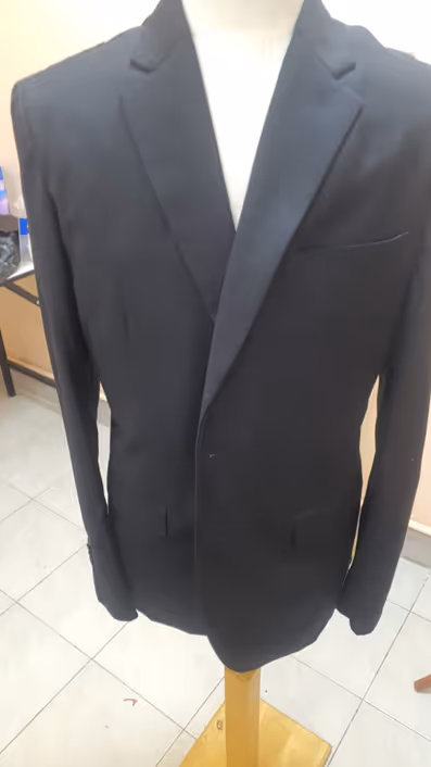 When it comes to tailored suits, the construction of the jacket plays a crucial role in its look, feel, and longevity. In this blog, we’ll explore the differences between fused jackets, half canvas jackets, and full canvas jackets. We’ll describe what to look for so clients can understanding easier.