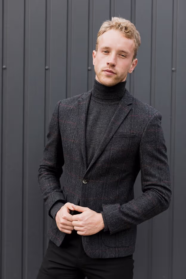 Slim Fit: For a modern, tailored look. Opt for fabrics with a bit of stretch to ensure comfort and mobility.