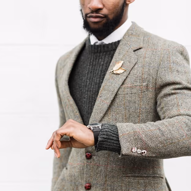 Wide Lapels: Wide lapels can help balance a tall frame and create a strong, sophisticated look.