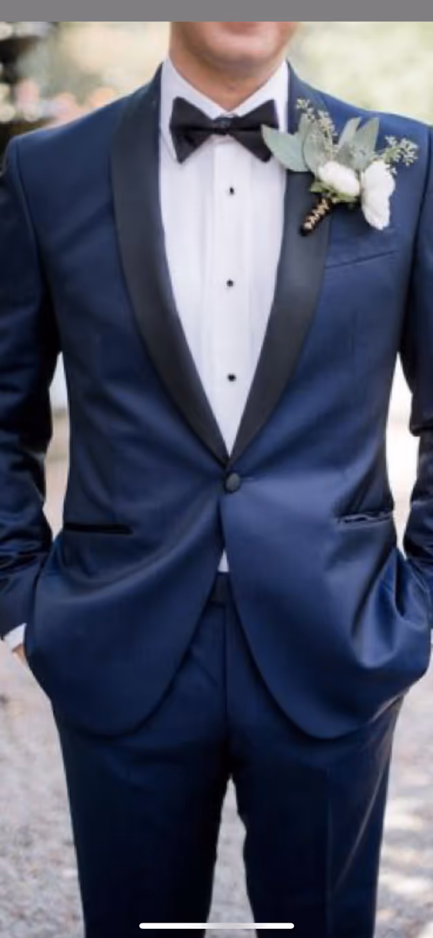 Shawl Collar: Suitable for formal occasions as it adds suave detail without elongating the look further.