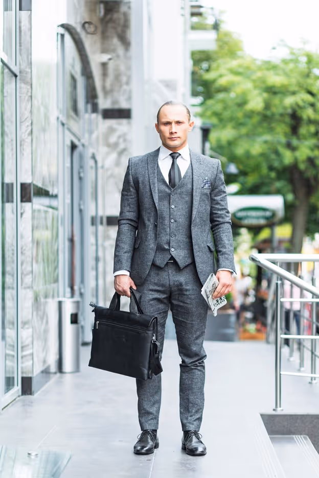 Single-Breasted Jackets: Opt for single-breasted suits as they create a more elongated silhouette compared to double-breasted options. This helps the client to look taller (Optic effect)